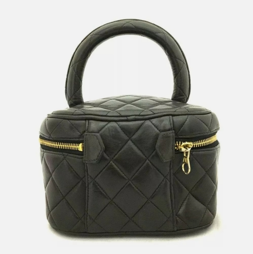 CHANEL Quilted Lambskin Vanity Case - Picture 4 of 10